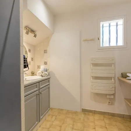 L'auguiere Ouest, Maisonnette Au Coeur Du Vignoble Proche De La Et Des Sentiers Cotiers * Hyères