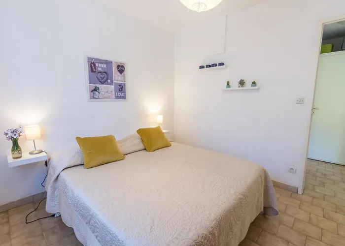 Semesterbostad L'auguiere Ouest, Maisonnette Au Coeur Du Vignoble Proche De La Et Des Sentiers Cotiers *